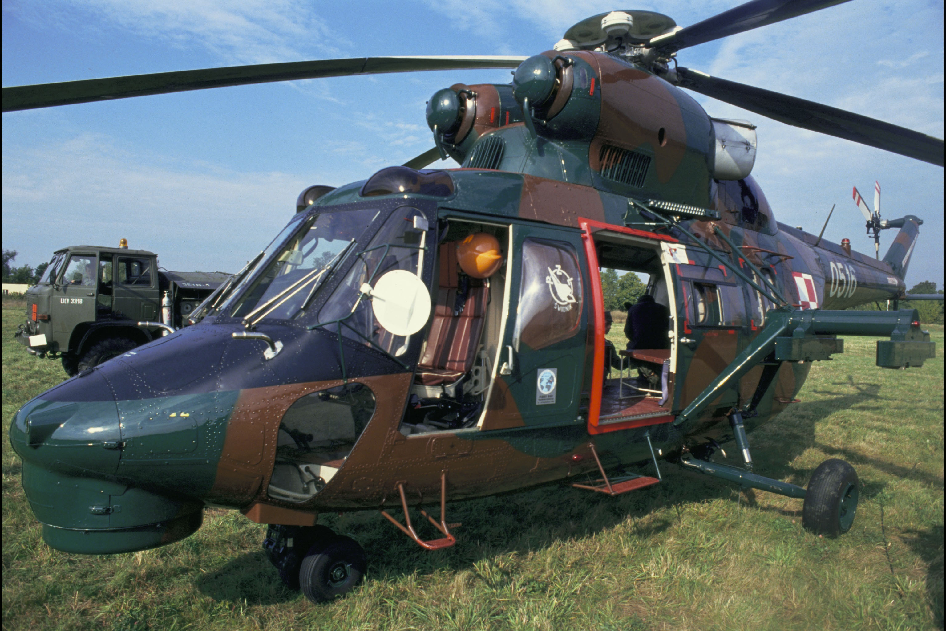 Установить ми 3. Вертолет PZL w3 Sokol. Вертолет w-3 Sokół. Вертолет PZL W-3. PZL W-3 Sokol кабина.