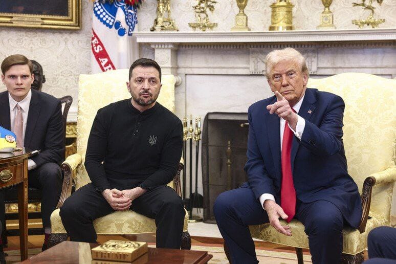 Il Presidente statunitense Donald Trump è il suo omologo ucraino Volodymyr Zelensky durante la conferenza stampa di ieri